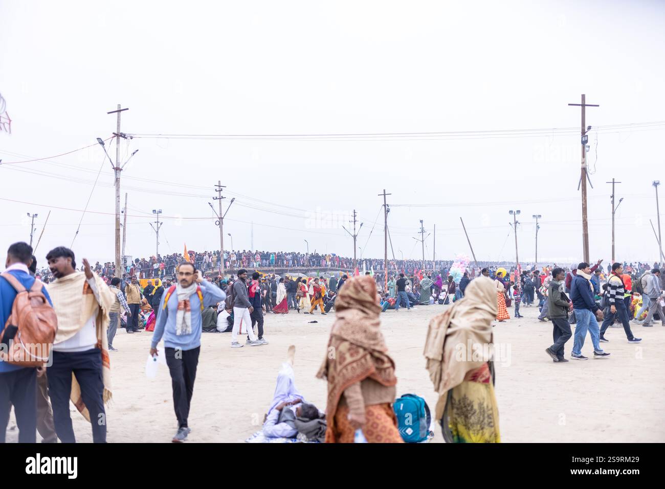 Mahakumbh, groupe de sadhu saints et de dévots marchant vers le fleuve ganga à sangam pour prendre le bain sacré pendant le sankranti makar à mahakumbh. Banque D'Images