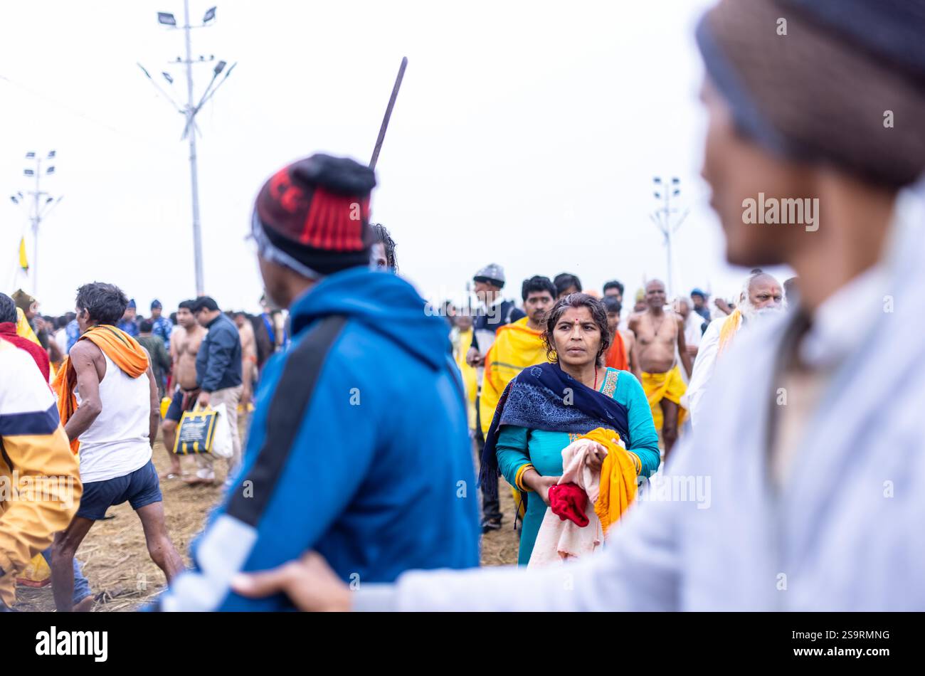 Mahakumbh, groupe de sadhu saints et de dévots marchant vers le fleuve ganga à sangam pour prendre le bain sacré pendant le sankranti makar à mahakumbh. Banque D'Images