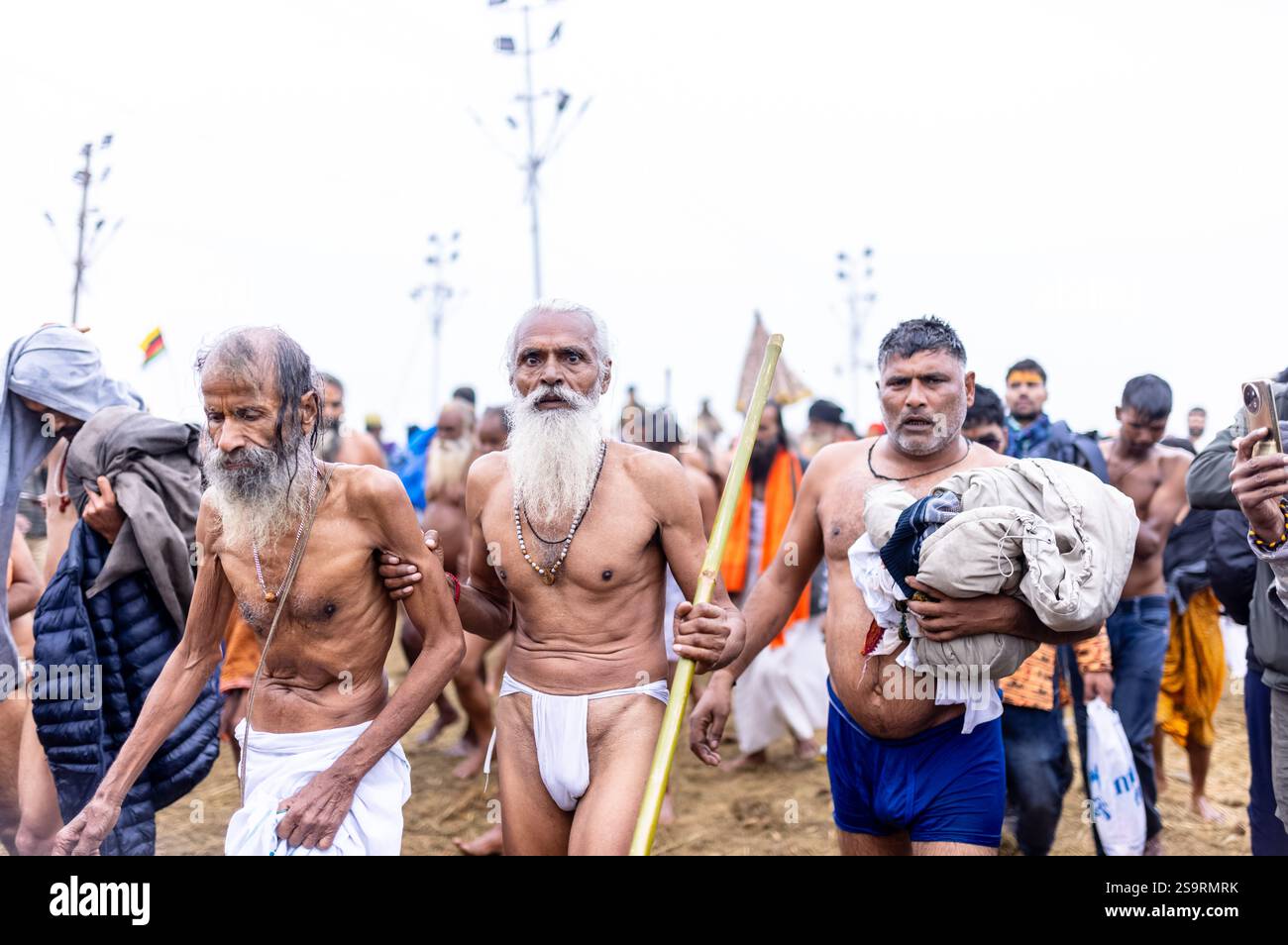 Mahakumbh, groupe de sadhu saints et de dévots marchant vers le fleuve ganga à sangam pour prendre le bain sacré pendant le sankranti makar à mahakumbh. Banque D'Images