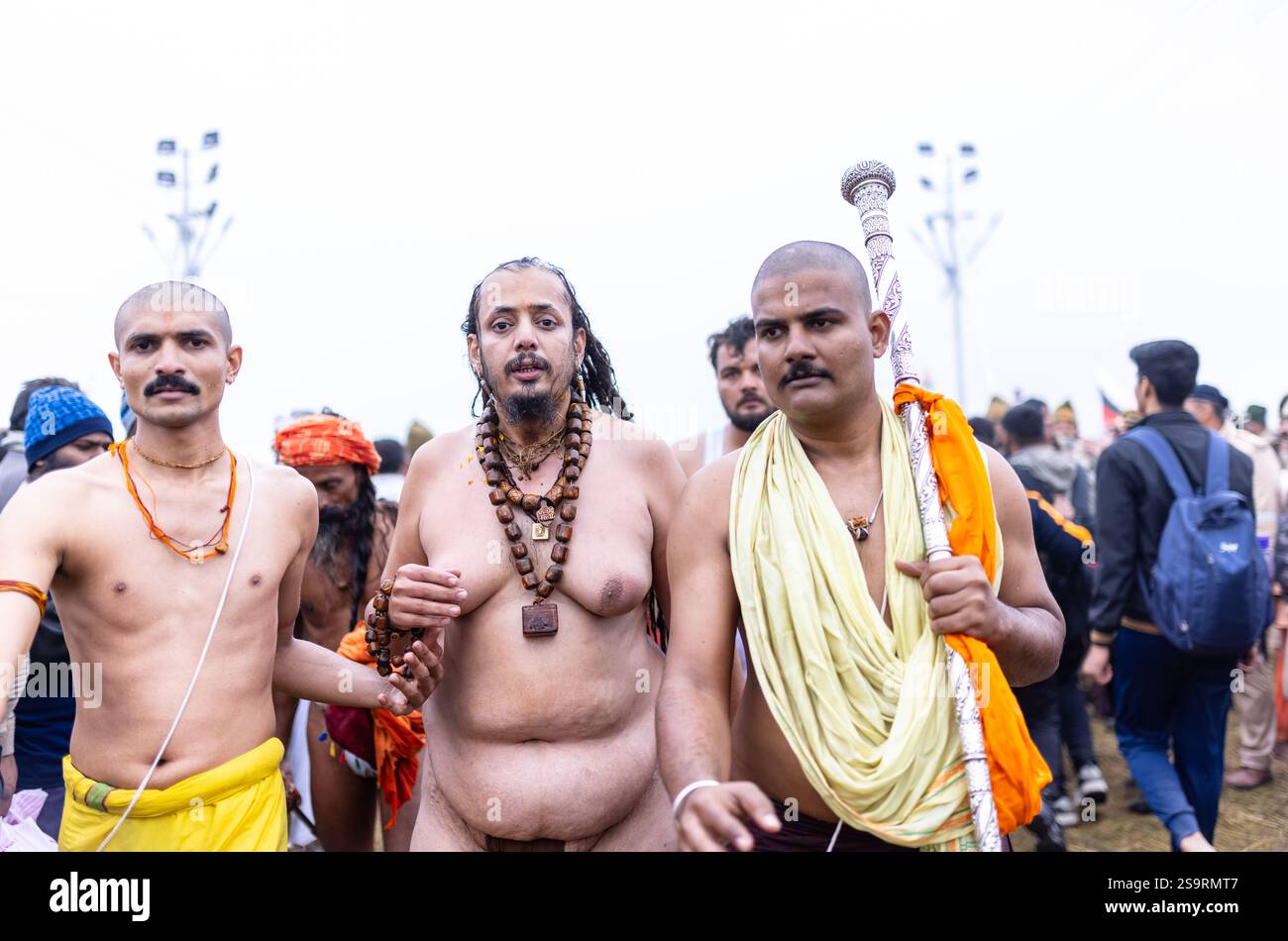 Mahakumbh, groupe de sadhu saints et de dévots marchant vers le fleuve ganga à sangam pour prendre le bain sacré pendant le sankranti makar à mahakumbh. Banque D'Images