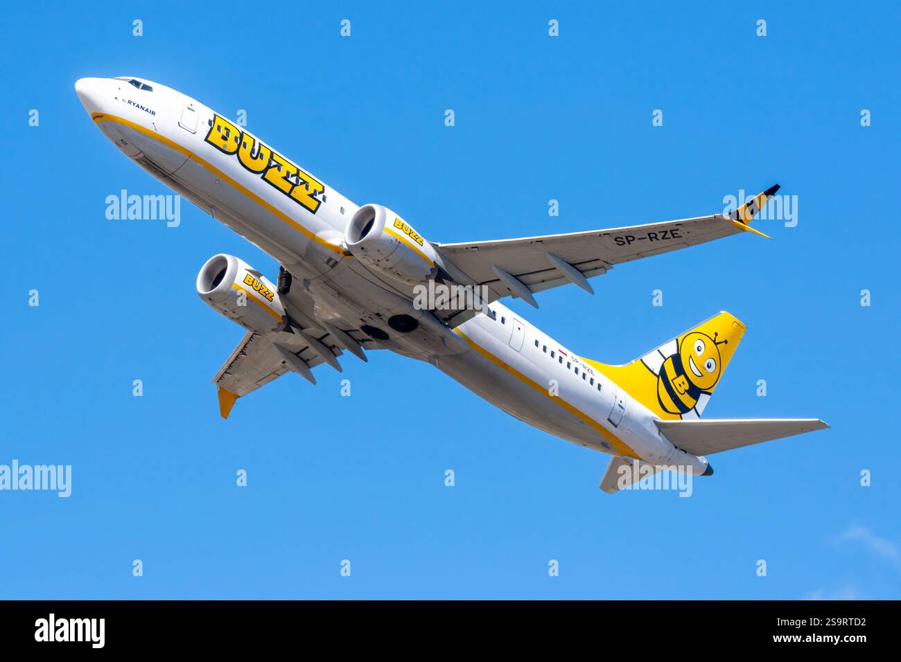 Aéroport de Gran Canaria, Gando. L'avion de ligne moderne Boeing 737 MAX de la compagnie aérienne polonaise Buzz, filiale de Ryanair, décolle. Banque D'Images