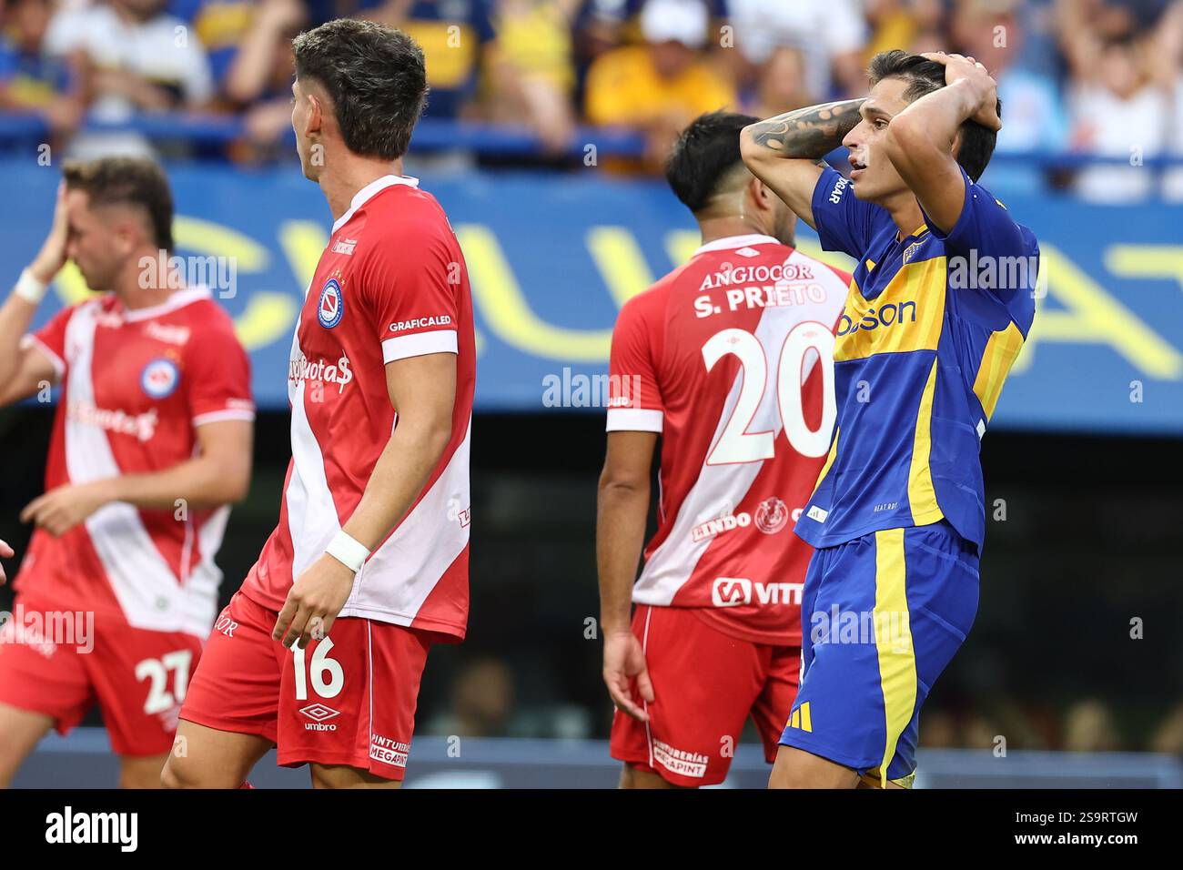 Buenos Aires, Argentine. 26 janvier 2025. Brian Aguirre, attaquant du Boca Juniors, réagit après avoir manqué une chance de but lors du tournoi Apertura 2025 du match de la Ligue Argentine de football professionnel contre Argentinos Juniors, au stade la Bombonera de Buenos Aires, le 26 janvier 2025. Crédit : Alejandro Pagni/Alamy Live News Banque D'Images