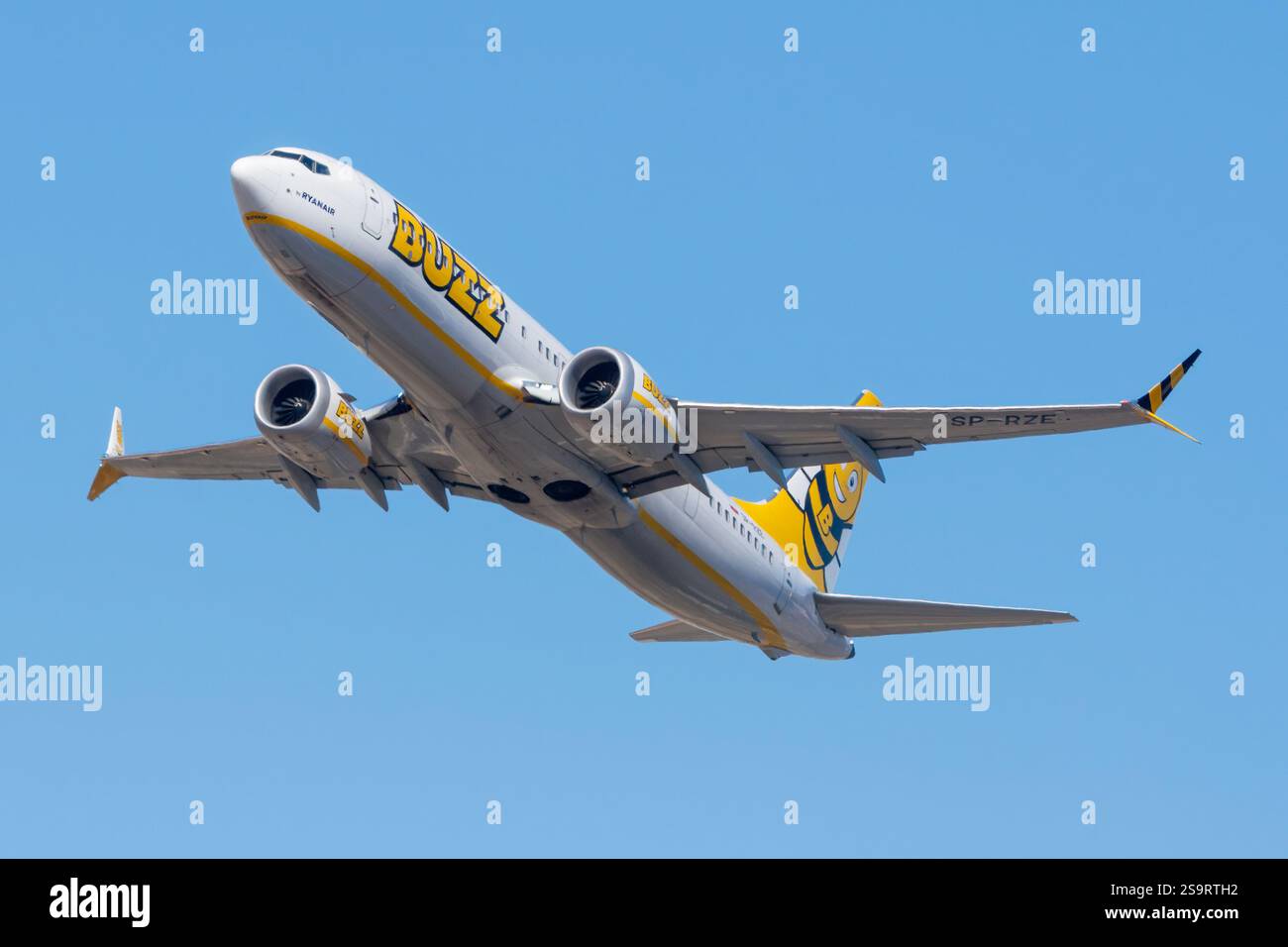 Aéroport de Gran Canaria, Gando. L'avion de ligne moderne Boeing 737 MAX de la compagnie aérienne polonaise Buzz, filiale de Ryanair, décolle. Banque D'Images