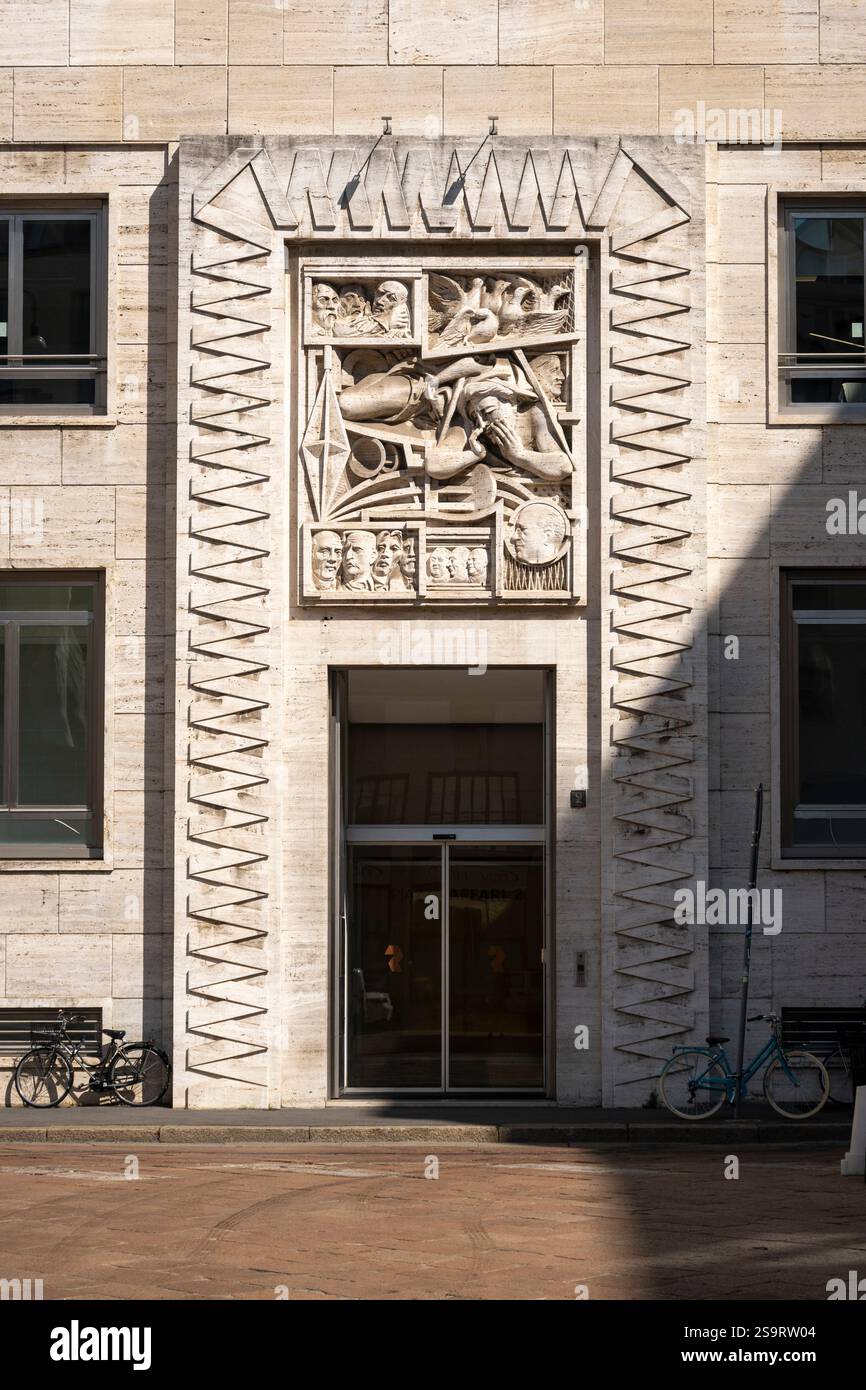Entrée du bureau ornée de pierres ornées Banque D'Images