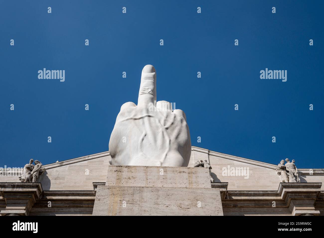 La statue du doigt à Milan, Italie Banque D'Images