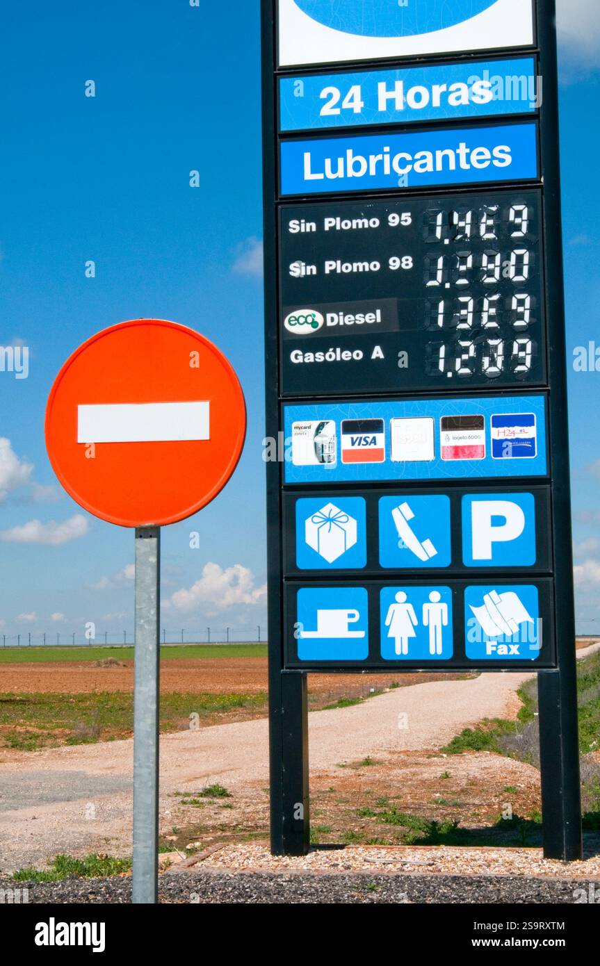 Pas d'entrée panneau routier et instructif de sélection dans une station d'essence. Banque D'Images