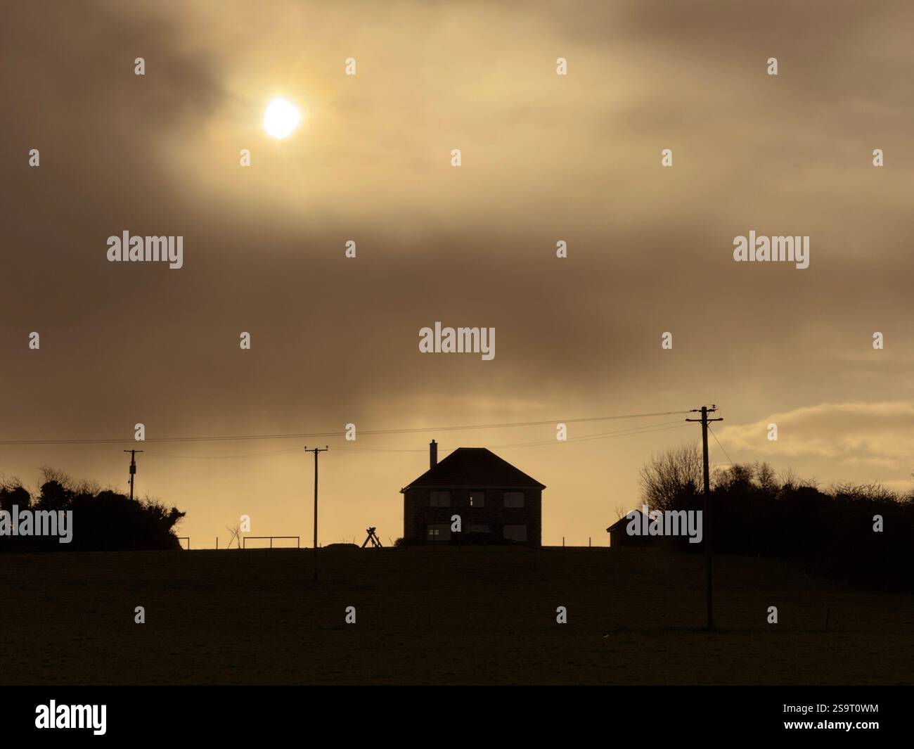 Une maison isolée sur une colline au sommet d'un champ sur un hivers morne après-midi comté de Galway, Irlande Banque D'Images