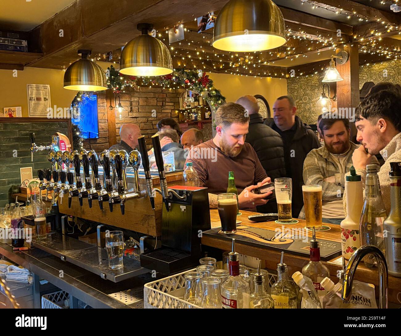Une scène de bar intime dans la ville de Galway, Irlande Banque D'Images