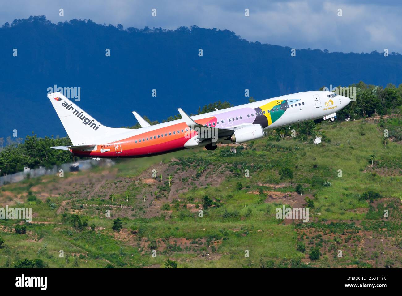 Décollage d'un Boeing 737-800 Air Niugini. Compagnie aérienne de Papouasie-Nouvelle-Guinée. Avion 737 d'Air Niugini avec livrée spéciale. Banque D'Images