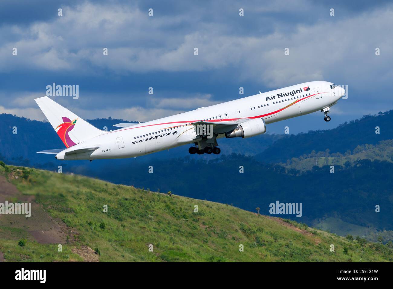 Air Niugni Boeing 767-300 décollage. Avion 767 de la compagnie aérienne Air Niugini. Avion B767. Transporteur aérien de Papouasie-Nouvelle-Guinée. Banque D'Images