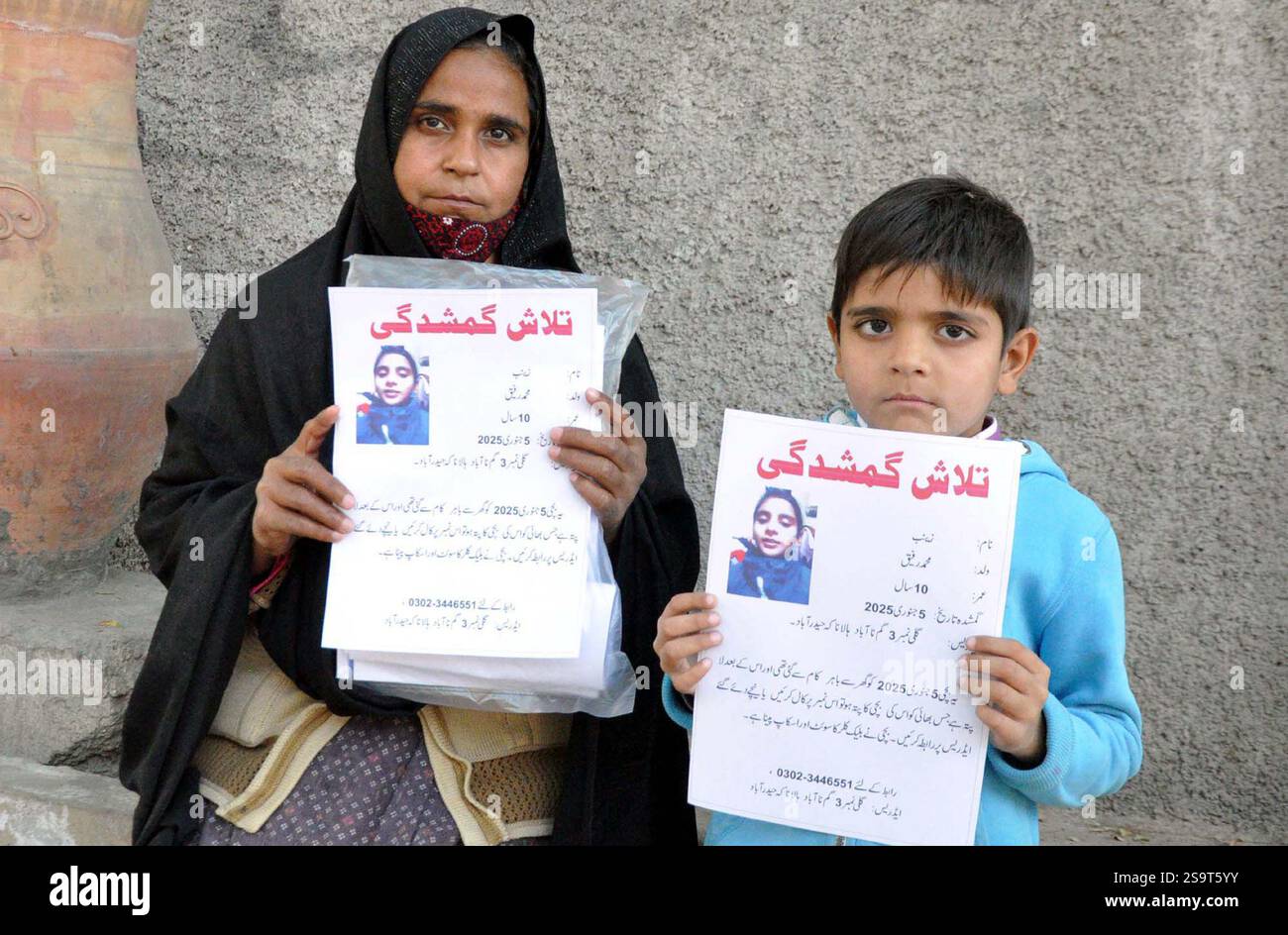 Les habitants de Hala Naka organisent une manifestation de protestation pour récupérer la fillette Zainab de 10 ans disparue dès que possible, au club de presse de Hyderabad le lundi 27 janvier 2025. Banque D'Images