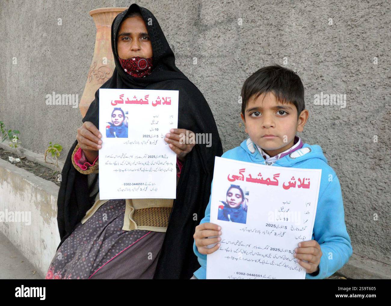 Les habitants de Hala Naka organisent une manifestation de protestation pour récupérer la fillette Zainab de 10 ans disparue dès que possible, au club de presse de Hyderabad le lundi 27 janvier 2025. Banque D'Images