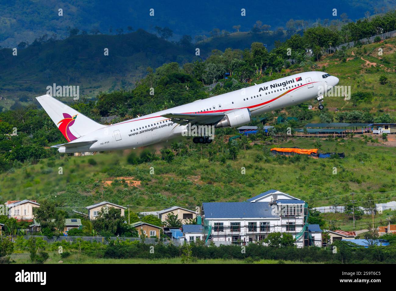 Décollage d'un Boeing 767-300 Air Niugni. Avion 767 de la compagnie aérienne Air Niugini. Avion B767. Banque D'Images