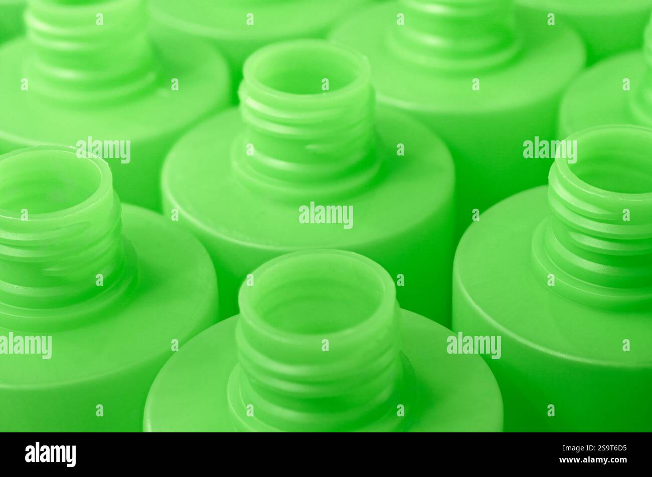 Beaucoup de bouteilles en plastique vert vides, ligne de production ou de recyclage. Gros plan, fond industriel abstrait. Banque D'Images