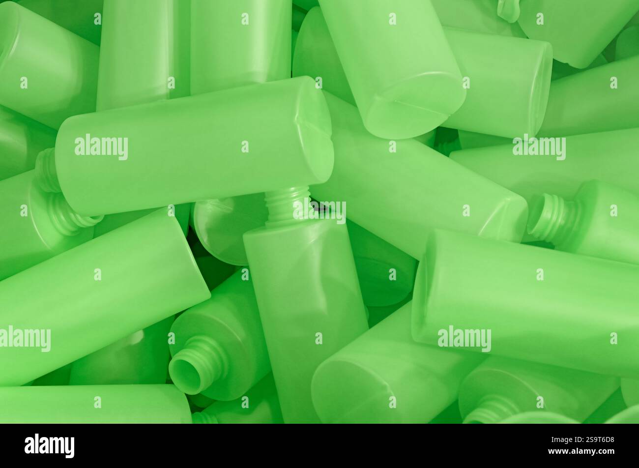 Beaucoup de bouteilles en plastique vert vides, ligne de production ou de recyclage. Gros plan, fond industriel abstrait. Banque D'Images