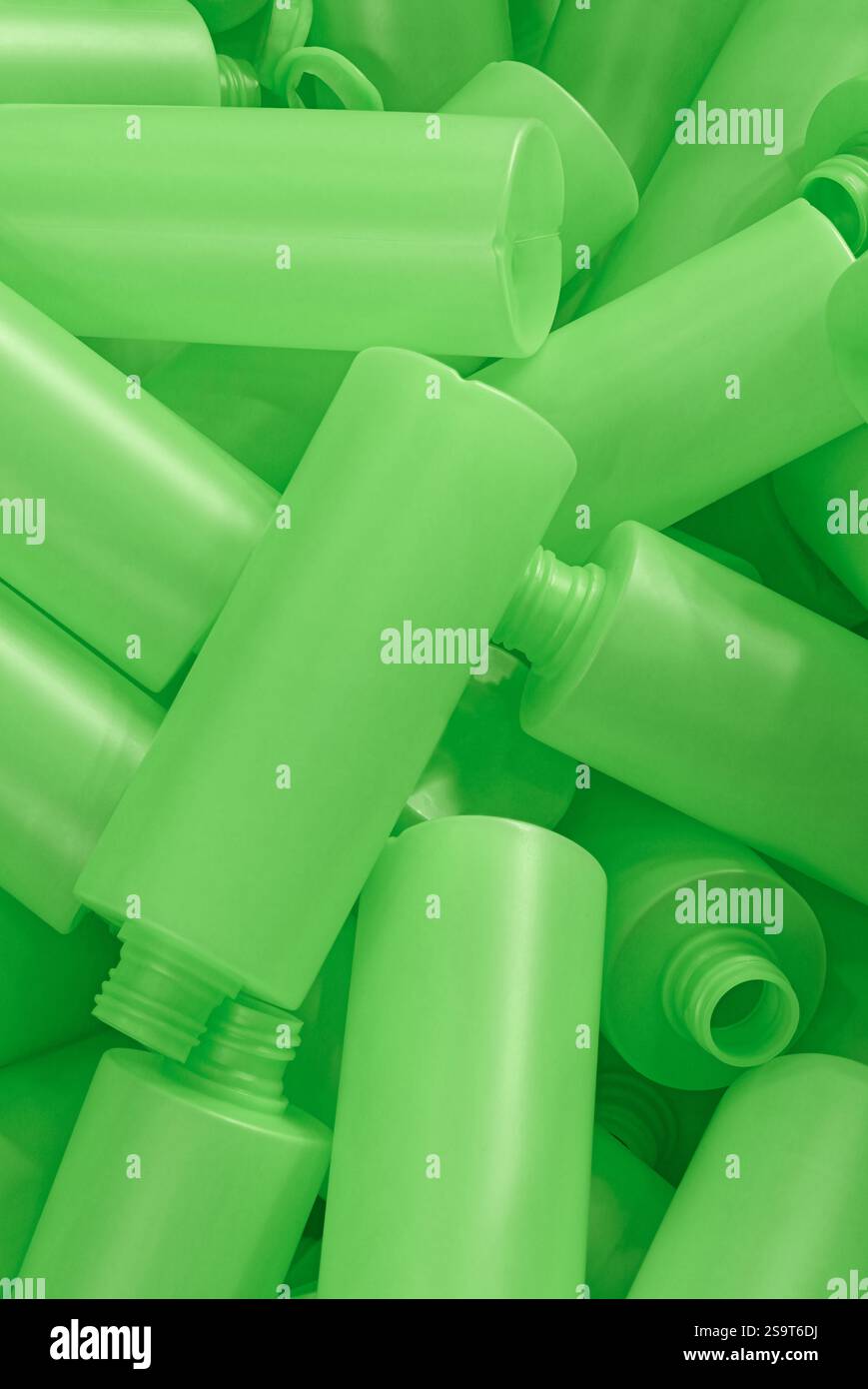 Beaucoup de bouteilles en plastique vert vides, ligne de production ou de recyclage. Gros plan, fond industriel abstrait. Banque D'Images