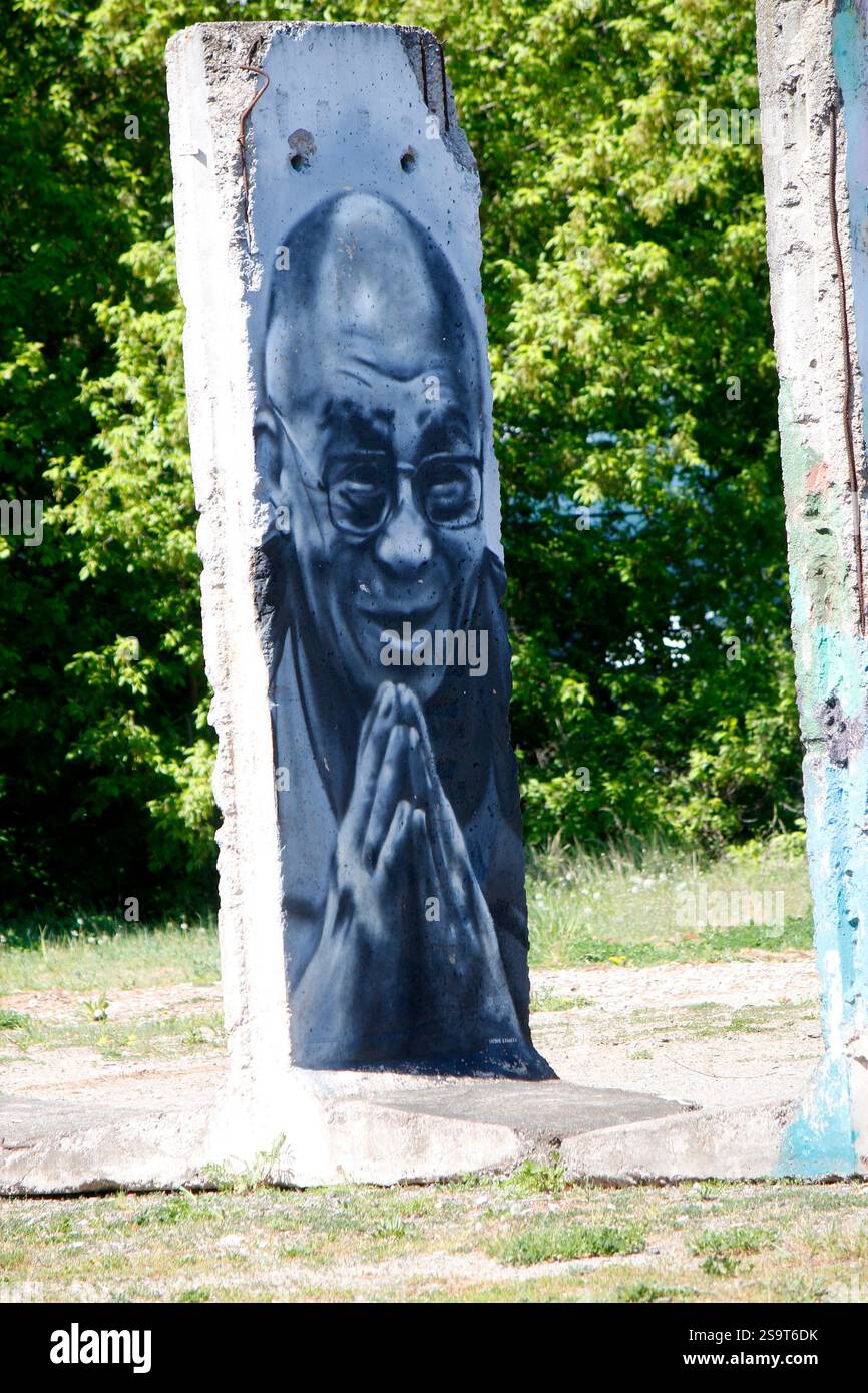 ein Mauerstueck mit dem Portrait des Dalai Lama (nur fuer redaktionelle Verwendung. Keine Werbung. Referenzdatenbank : http://www.360-berlin.de. © Jens Banque D'Images