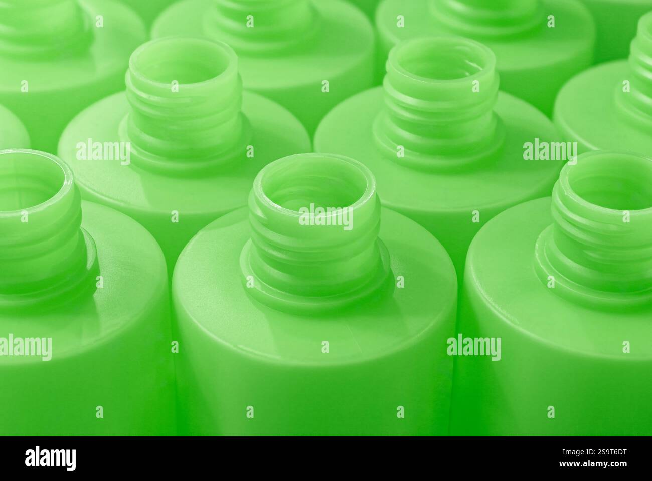 Beaucoup de bouteilles en plastique vert vides, ligne de production ou de recyclage. Gros plan, fond industriel abstrait. Banque D'Images