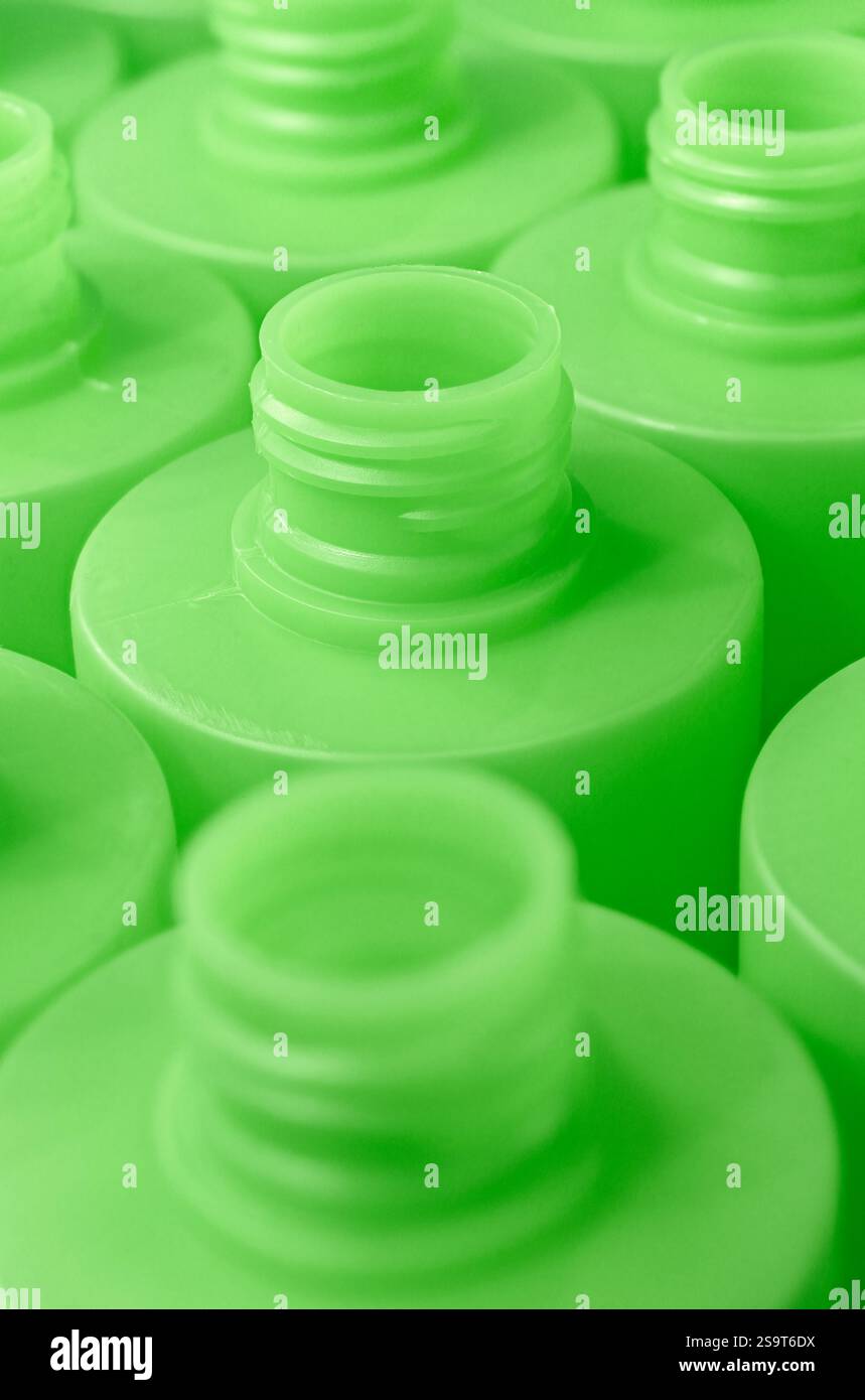 Beaucoup de bouteilles en plastique vert vides, ligne de production ou de recyclage. Gros plan, fond industriel abstrait. Banque D'Images