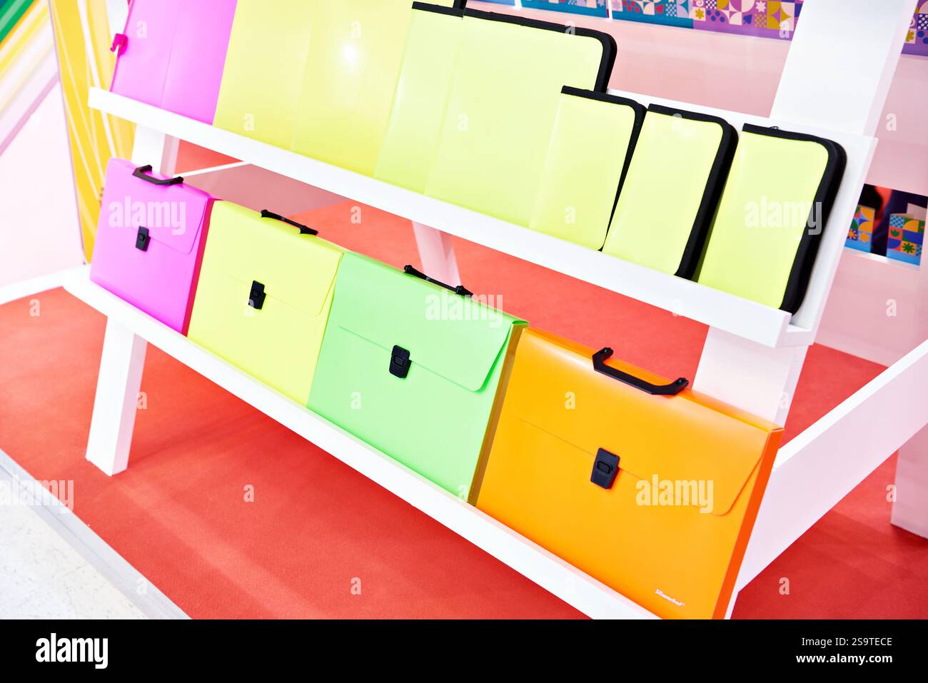 Dossier en plastique coloré pour les papiers dans le magasin de papeterie Banque D'Images