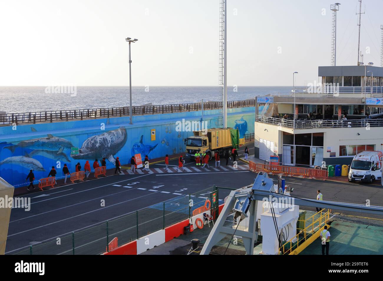 Los Cristianos, Tenerife, Îles Canaries en Espagne - 03 décembre 2024 : les réfugiés d'Afrique à El Hierro quittent le ferry à Tenerife Banque D'Images