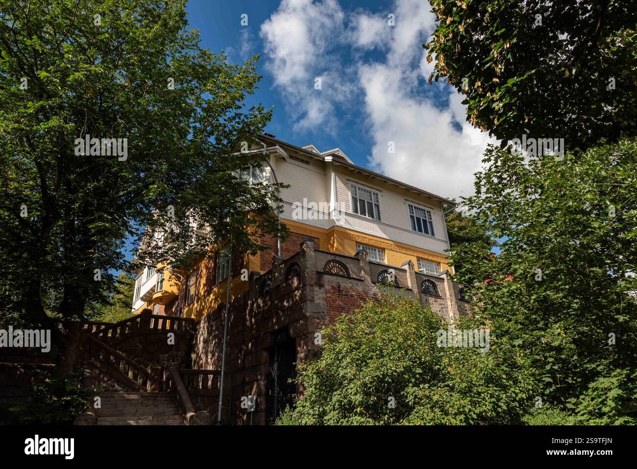 Vue en bas angle d'un manoir sur Mustainveljestenkuja à Turku, Finlande Banque D'Images
