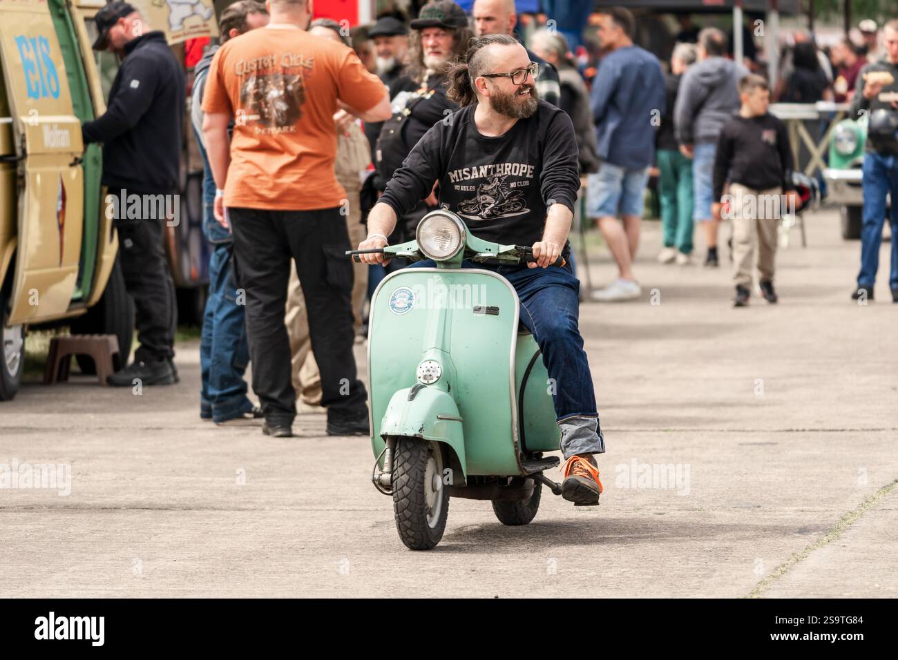 FINOWFURT, ALLEMAGNE - 11 MAI 2024 : un scooter Bajaj Chetak i50 sur la route. Ouverture de la saison du Festival Race 61. Banque D'Images