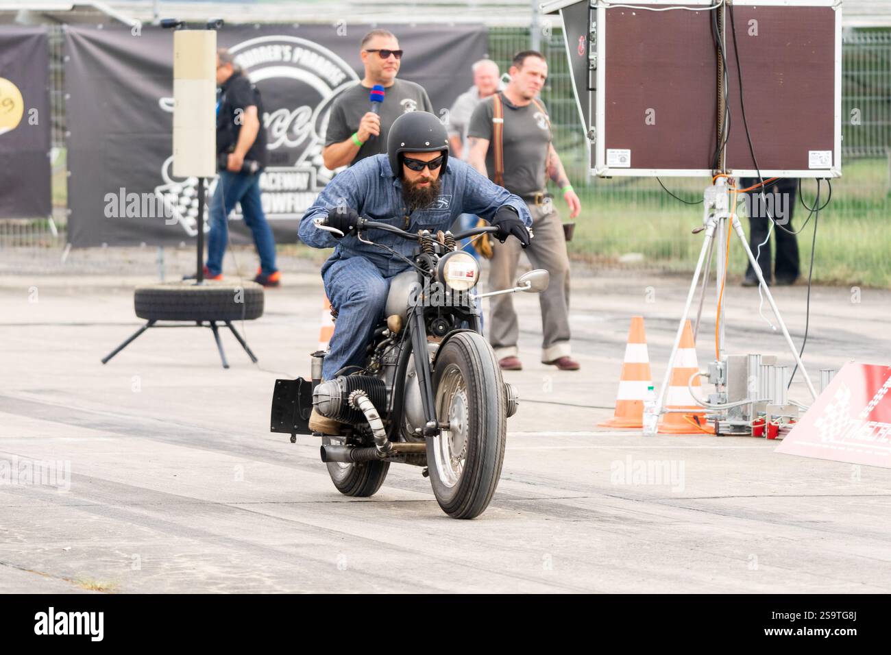 FINOWFURT, ALLEMAGNE - 11 MAI 2024 : le coureur de moto sur la voie des stands. Commencez la course. Ouverture de la saison du Festival Race 61. Banque D'Images