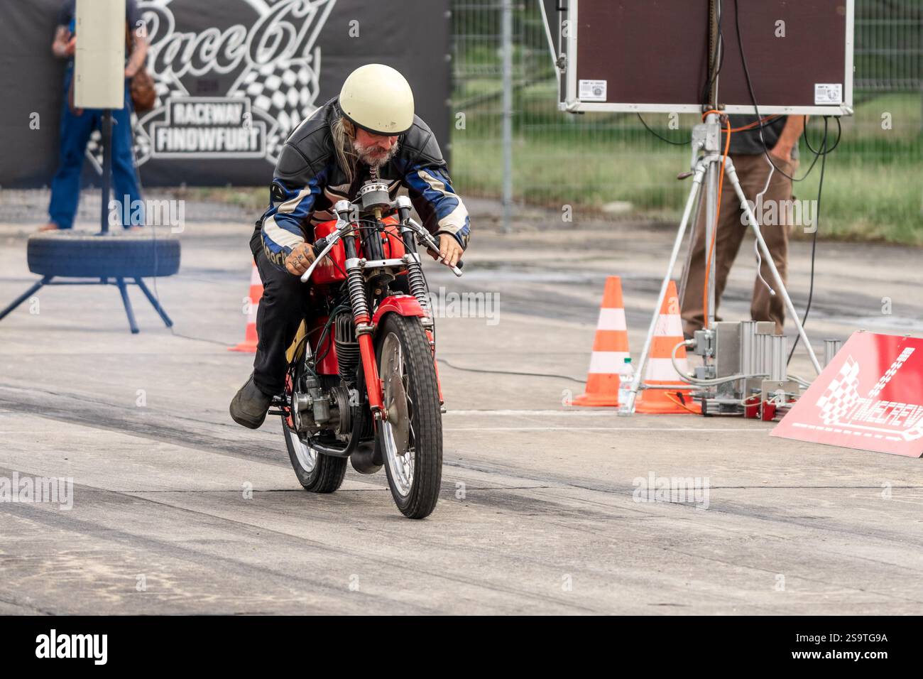 FINOWFURT, ALLEMAGNE - 11 MAI 2024 : le coureur de moto sur la voie des stands. Commencez la course. Ouverture de la saison du Festival Race 61. Banque D'Images