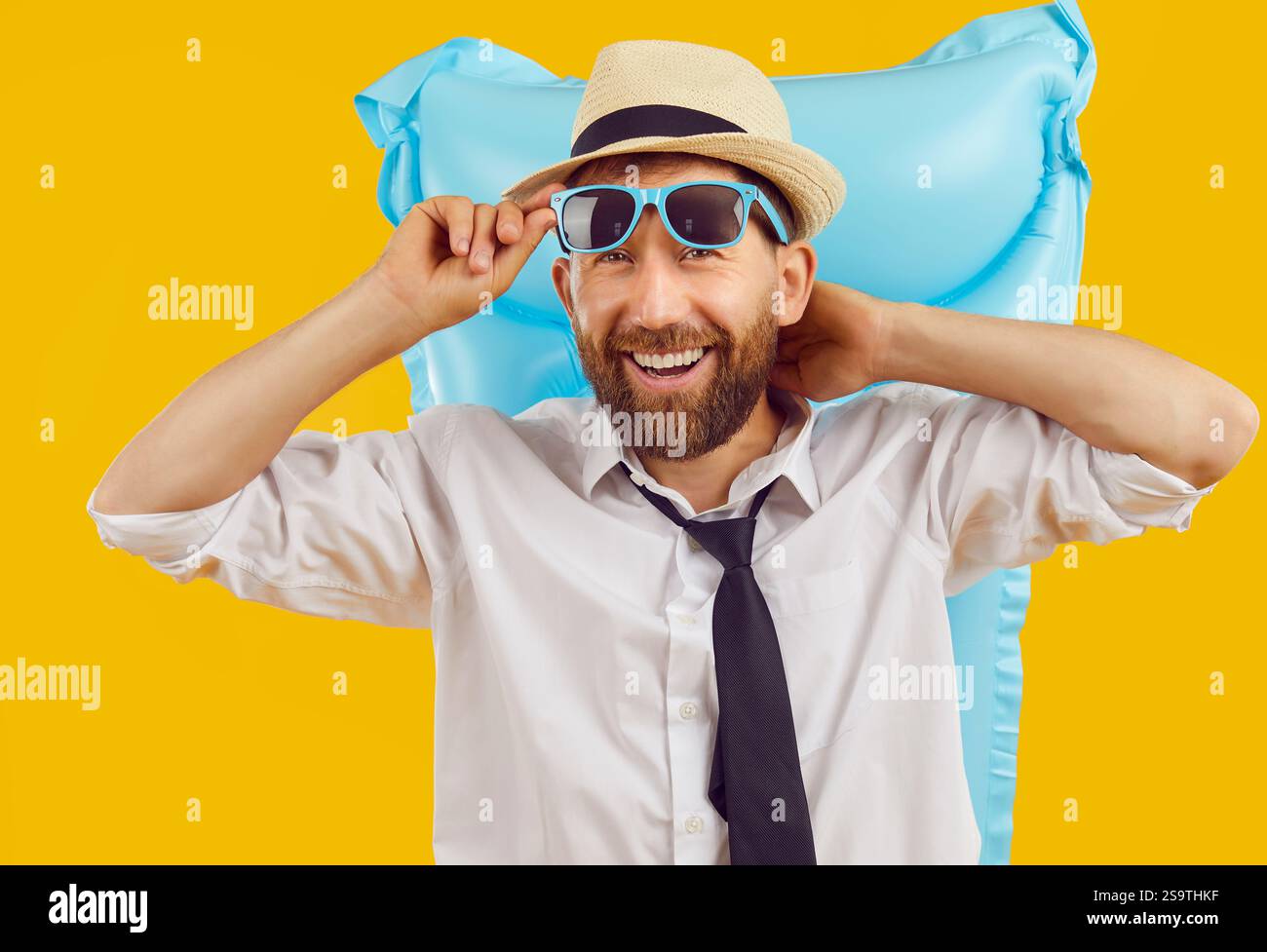 Happy Office Worker en chapeau et lunettes de soleil sur matelas gonflable Banque D'Images