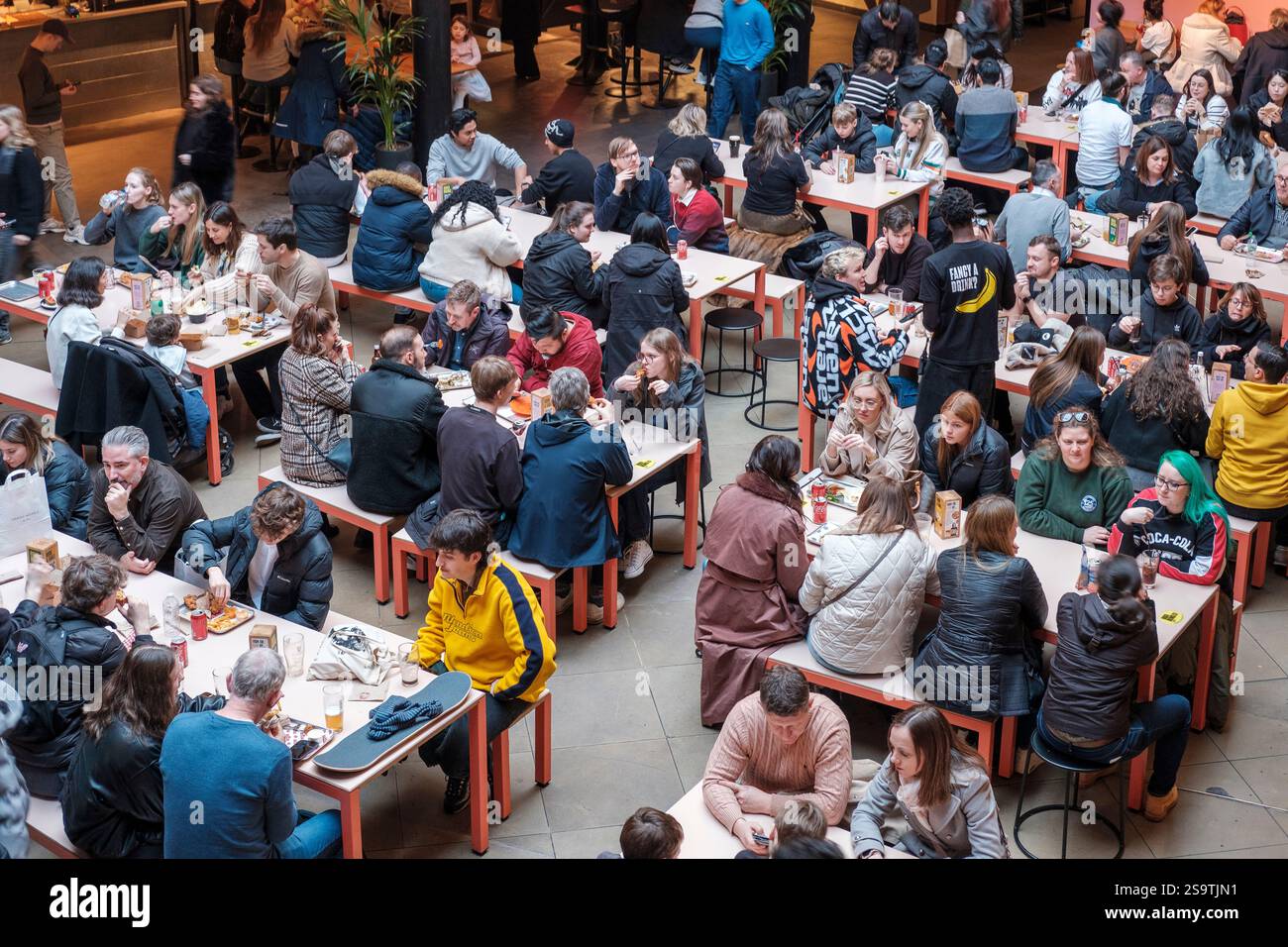 Les gens appréciant un repas dans le Foodcourt , Seven Dials Market, Londres, Royaume-Uni Banque D'Images