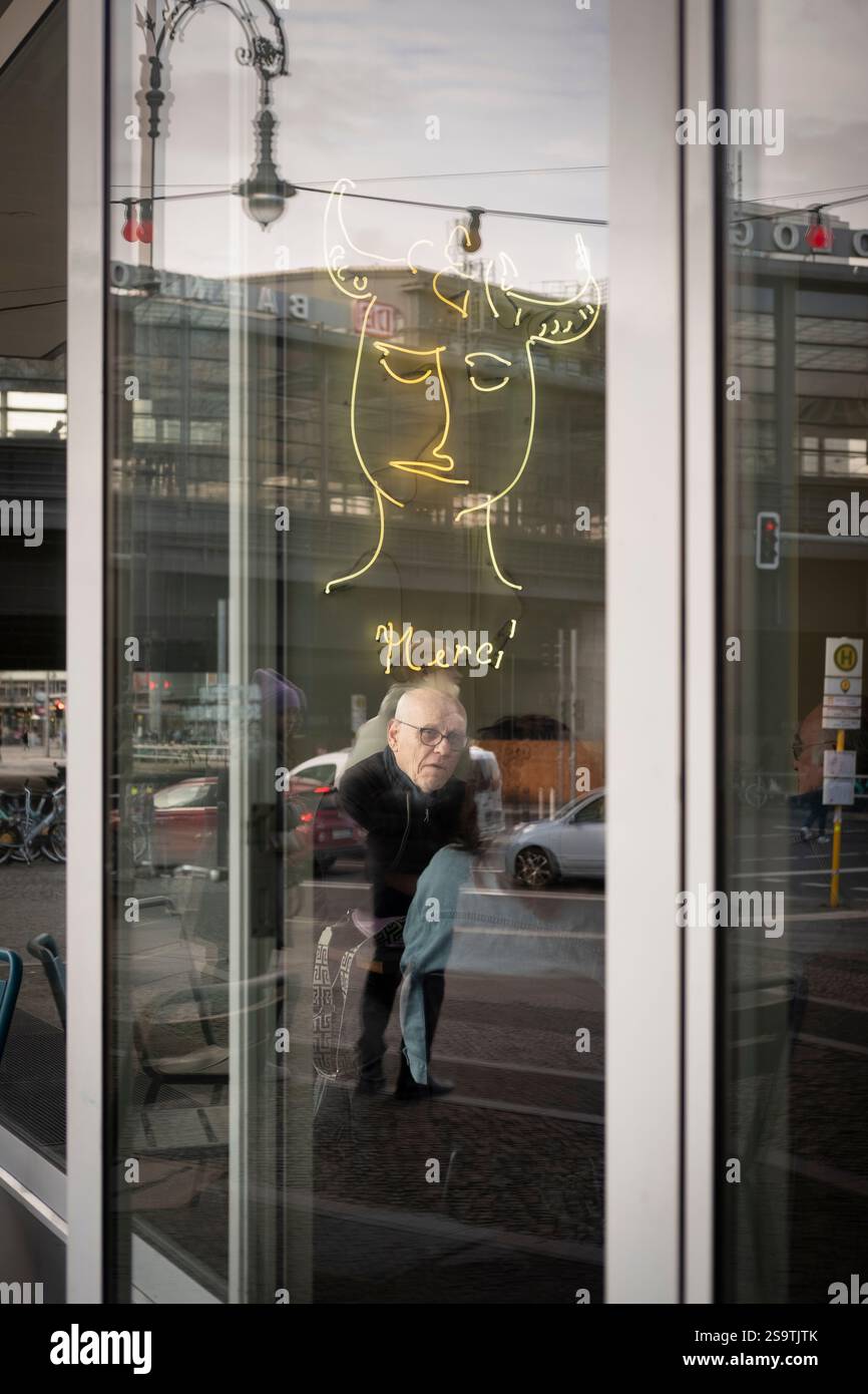 Eldery homme dans le café, le trafic de rue dans la réflexion, Berlin, Allemagne Banque D'Images