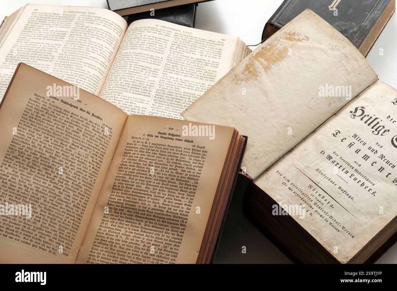 Vieille Bible française et allemande, livres ouverts, texte religoius-close-up Banque D'Images