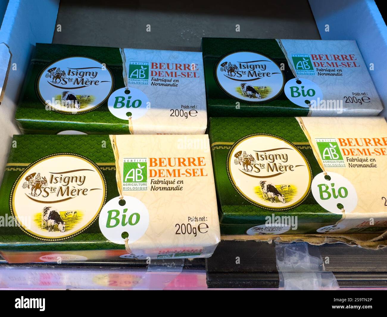 Variétés de beurre présentant des étiquettes biologiques dans un présentoir d'épicerie vibrant Banque D'Images