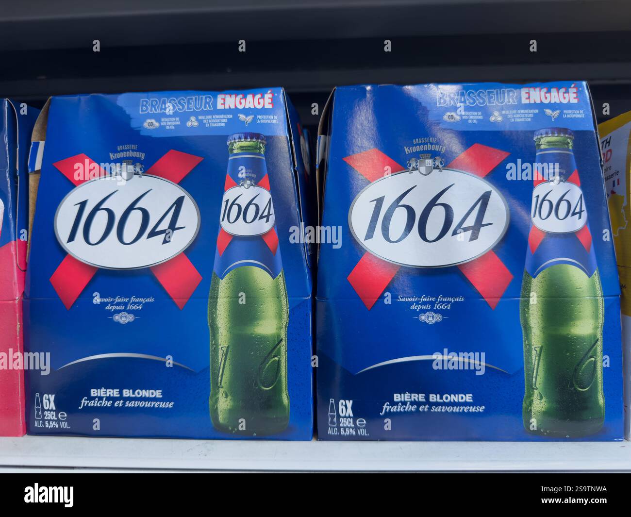 Des moments rafraîchissants avec de la bière artisanale se trouvent dans l'allée du magasin local Banque D'Images