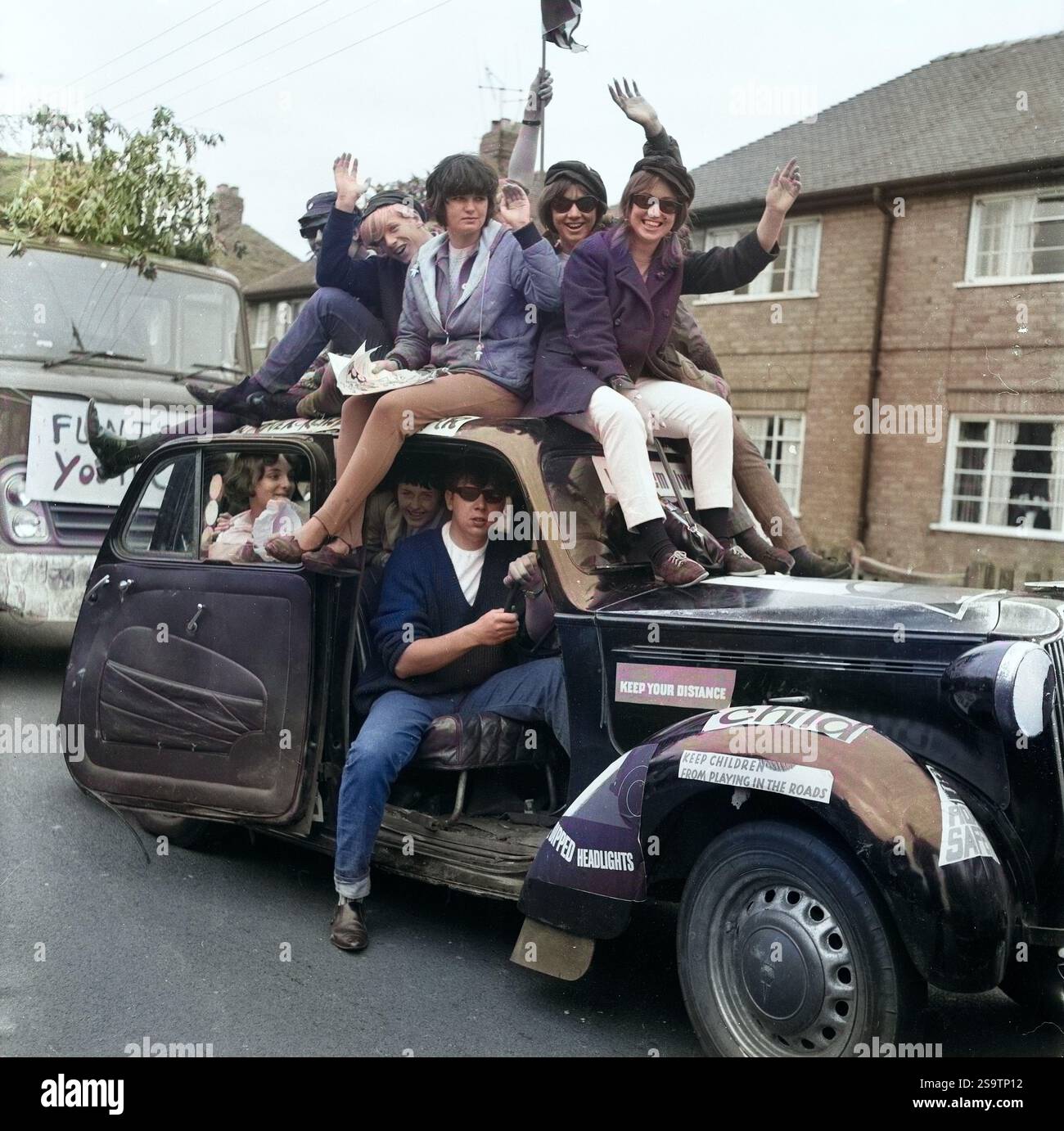 Les adolescents sur vieille voiture des années 60 à St George Carnival Banque D'Images