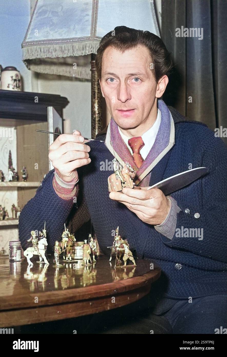 Acteur du film Peter Cushing peindre ses petits soldats à son domicile en 1956 Banque D'Images