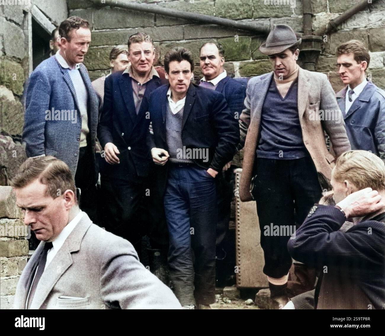 Le plus long siège en Grande-Bretagne arrive à son terme comme agriculteur 28 ans John James est escorté hors de la maison à l'abandon dans le cadre de Weston dans le Shropshire 1968 Redcastle Banque D'Images