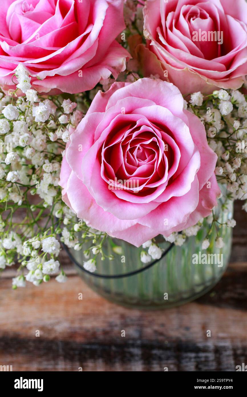 Bouquet de roses sur fond en bois. Décor de fête Banque D'Images