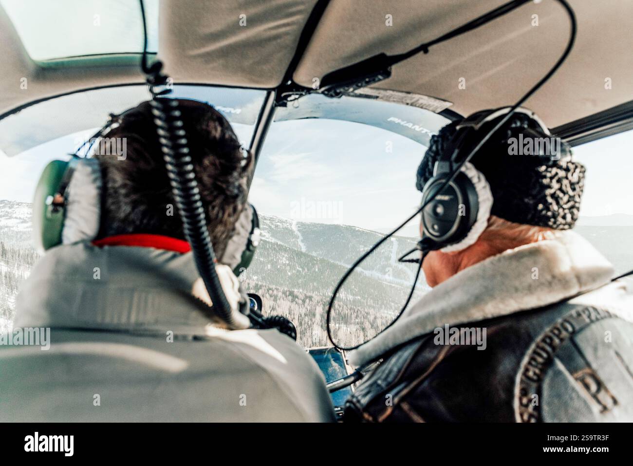 Sheregesh, Russie, 9 janvier 2021, les pilotes pilotent un petit avion de passagers à l'intérieur du cockpit Banque D'Images
