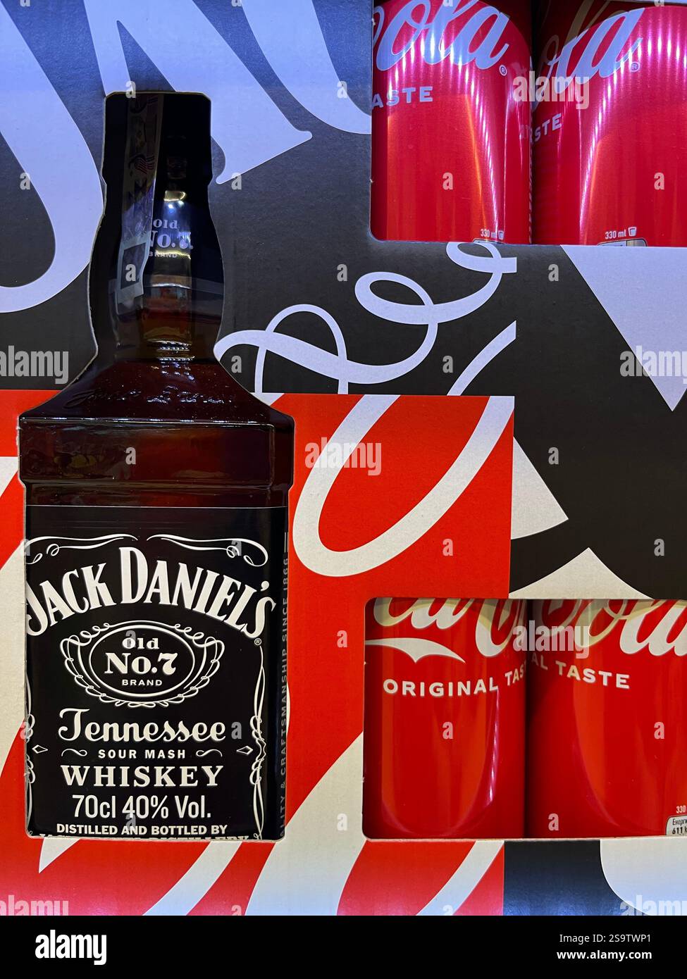 Jack Daniels, whisky du Tennessee, shopping, consommation, Coca-Cola, Jack et Coca-Cola, Jack Daniels et Coca-Cola boîte, promotion, pack combo Banque D'Images