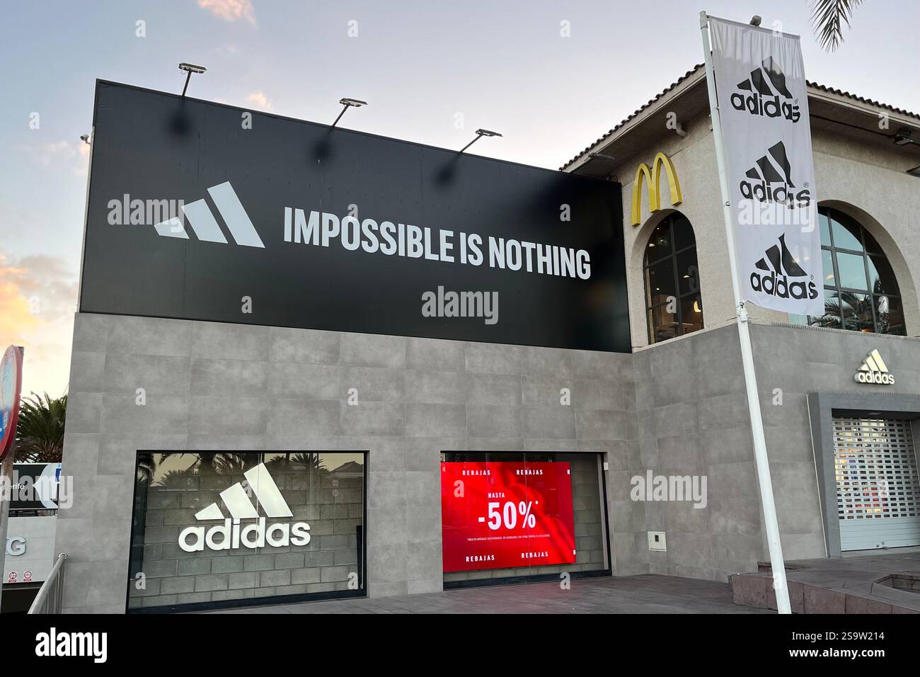 Adidas Store à Playa de las Américas. Arona, Tenerife, Îles Canaries, Espagne. 15 janvier 2025. - Image de stock capturée avec un smartphone