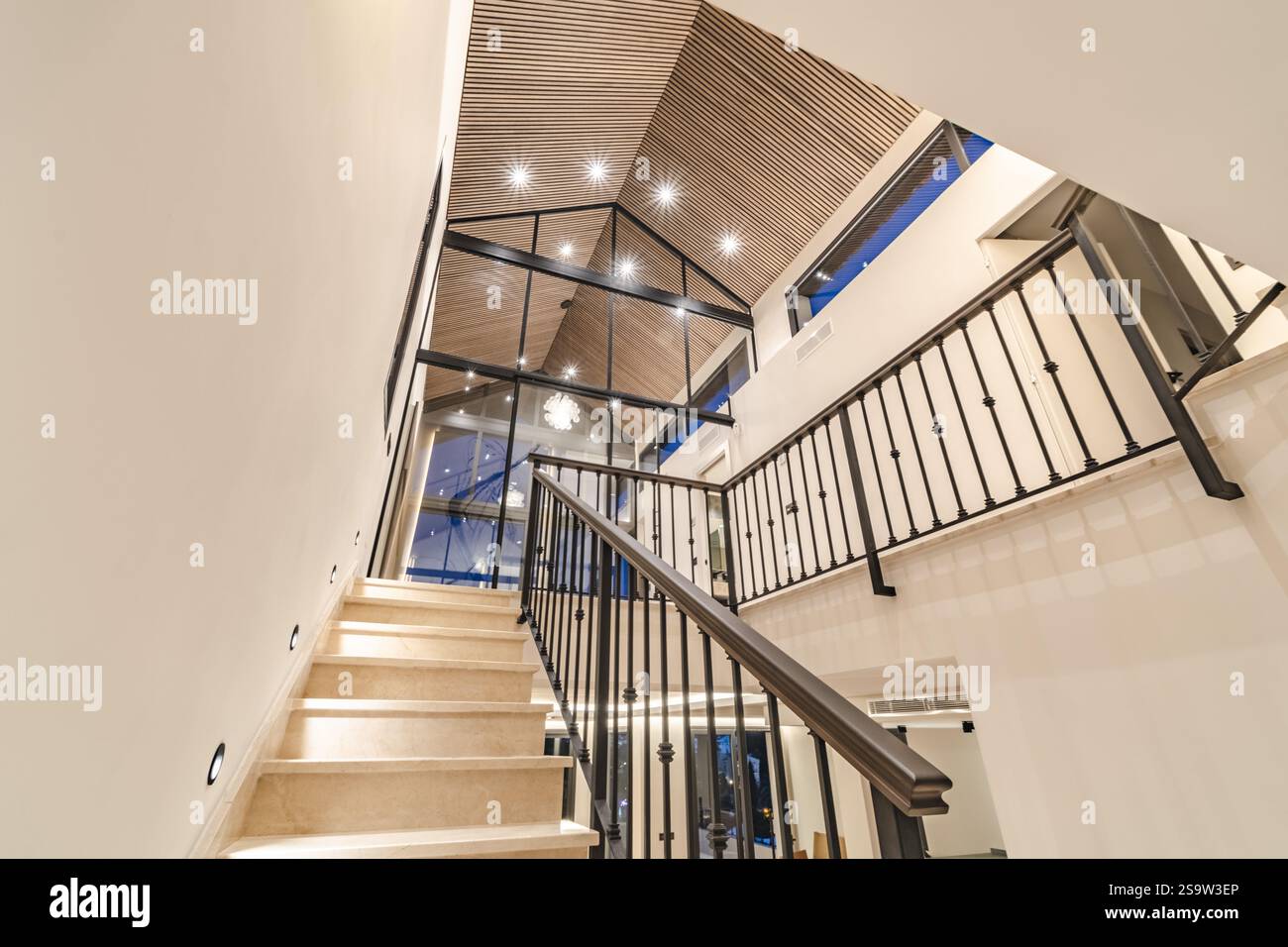 une image d'un escalier récemment rénové et plafond en bois dans l'immobilier de villa méditerranéenne de luxe Banque D'Images
