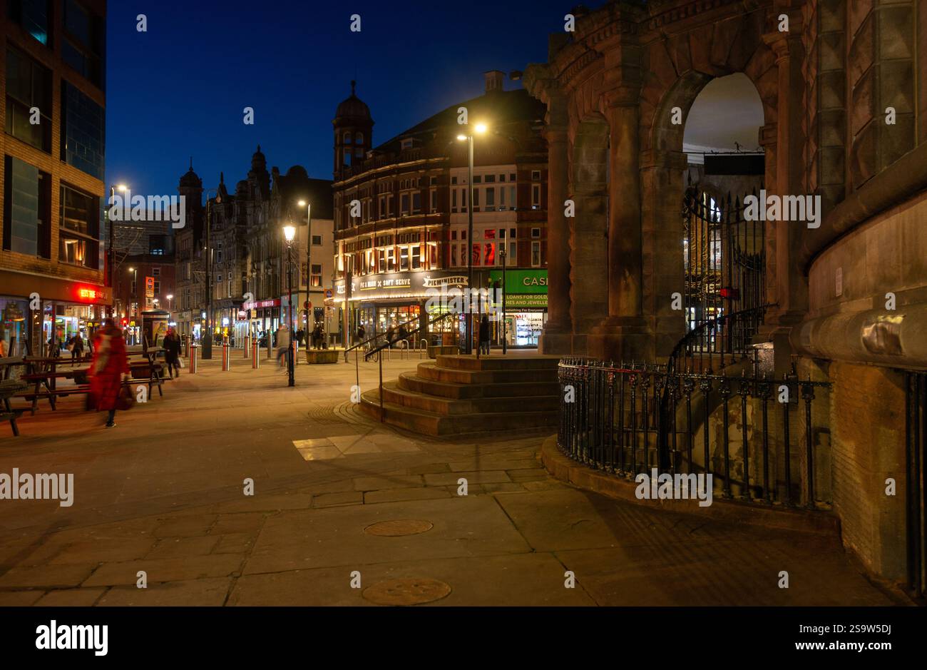 Leeds la nuit en regardant à côté du Corn Exchange le long de Cloth Hall vers Duncan Street Banque D'Images