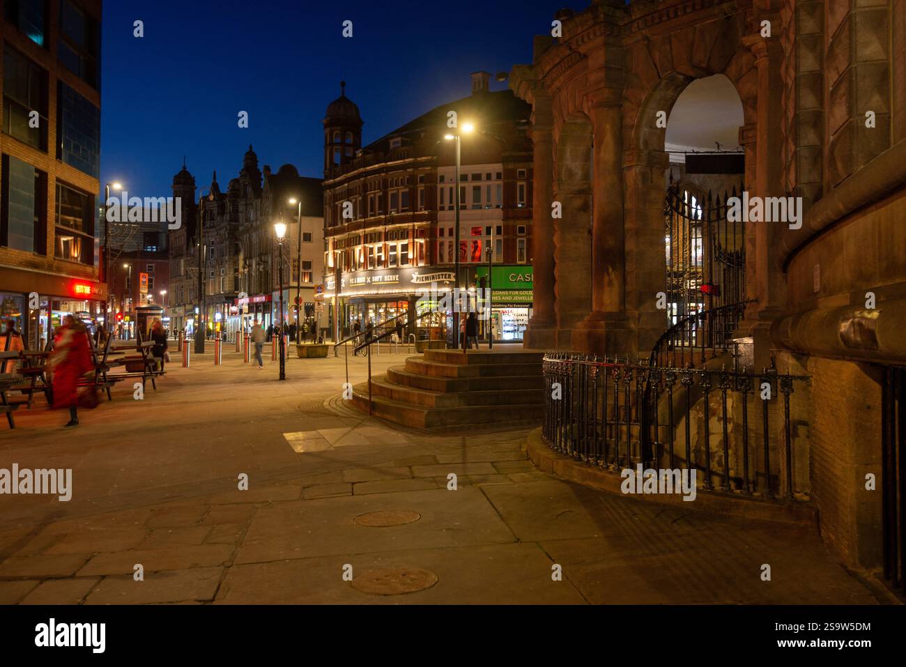 Leeds la nuit en regardant à côté du Corn Exchange le long de Cloth Hall vers Duncan Street Banque D'Images