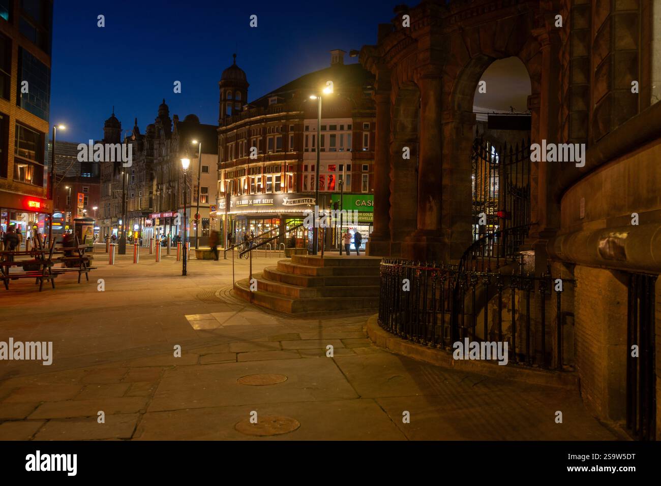 Leeds la nuit en regardant à côté du Corn Exchange le long de Cloth Hall vers Duncan Street Banque D'Images