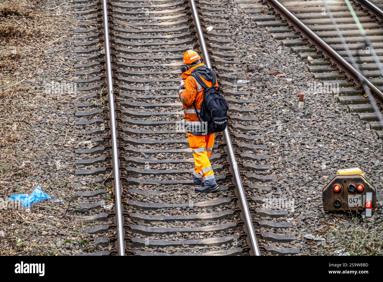 Travailleur ferroviaire, après avoir terminé son quart de travail, rentrant à pied des voies ferrées, Rhénanie du Nord-Westphalie, Allemagne, Banque D'Images