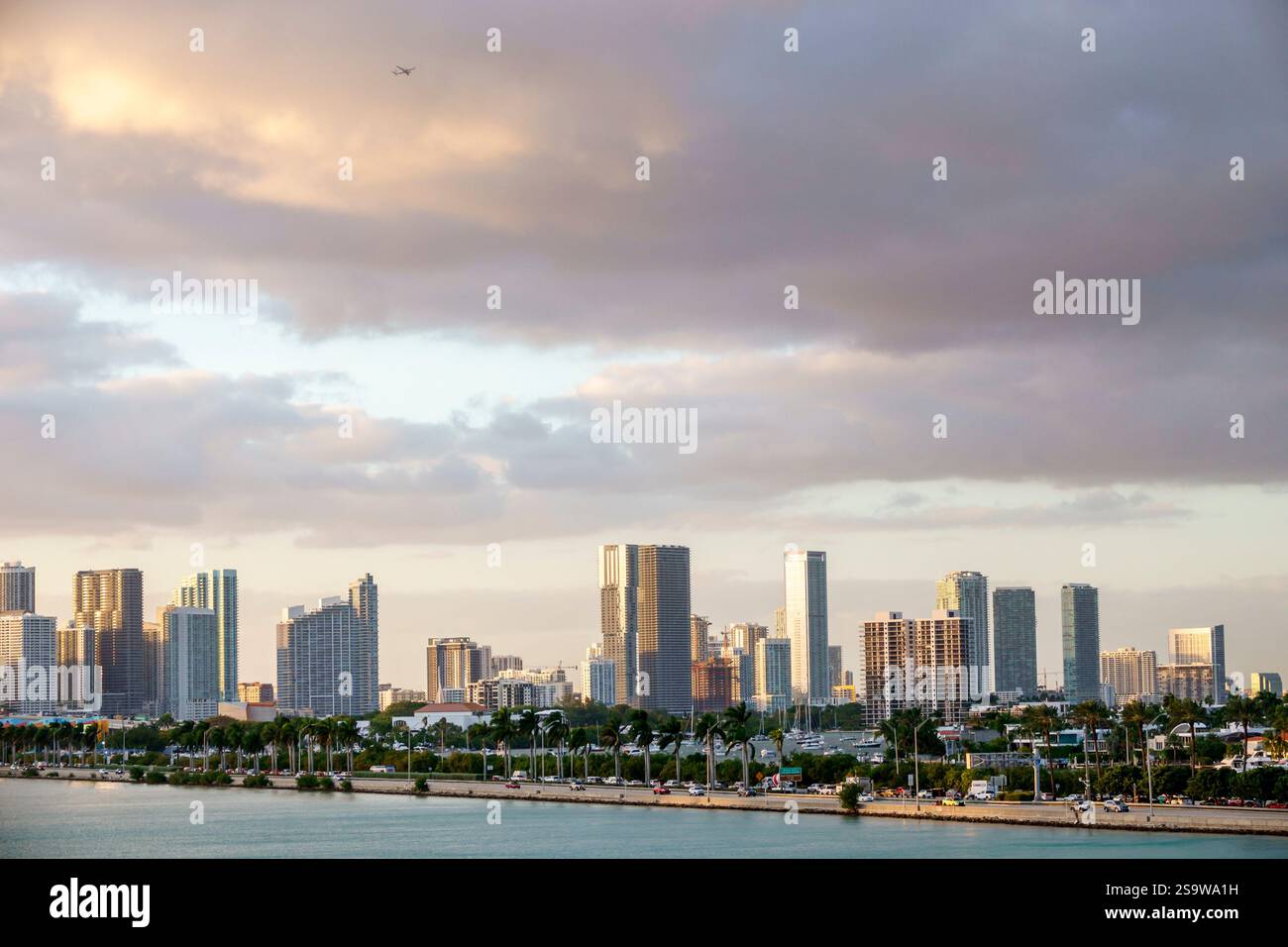 Miami Floride, Biscayne Bay, Government Cut, MacArthur Causeway, Watson Island, horizon urbain, immeubles de grande hauteur du centre-ville, architecture moderne, paysage urbain, wa Banque D'Images