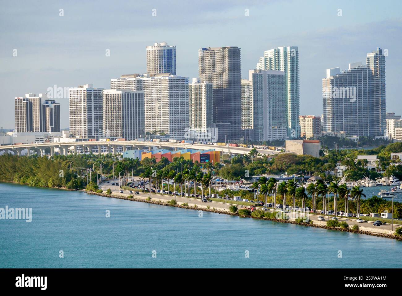 Miami Florida, Biscayne Bay, Government Cut, MacArthur Causeway Intracoastal Waterway Bridge Traffic, Watson Island, Musée des enfants, route bordée de palmiers, U. Banque D'Images