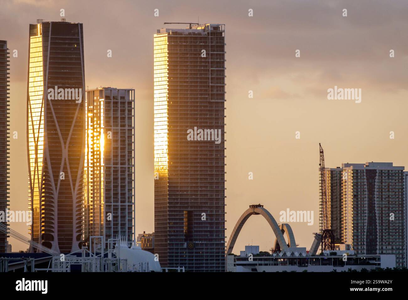 Miami Floride, gratte-ciel de grande hauteur, I-395 signature Bridge Fontaine arches, mille Musée Zaha Hadid tour, GranParaiso Residences, moder Banque D'Images